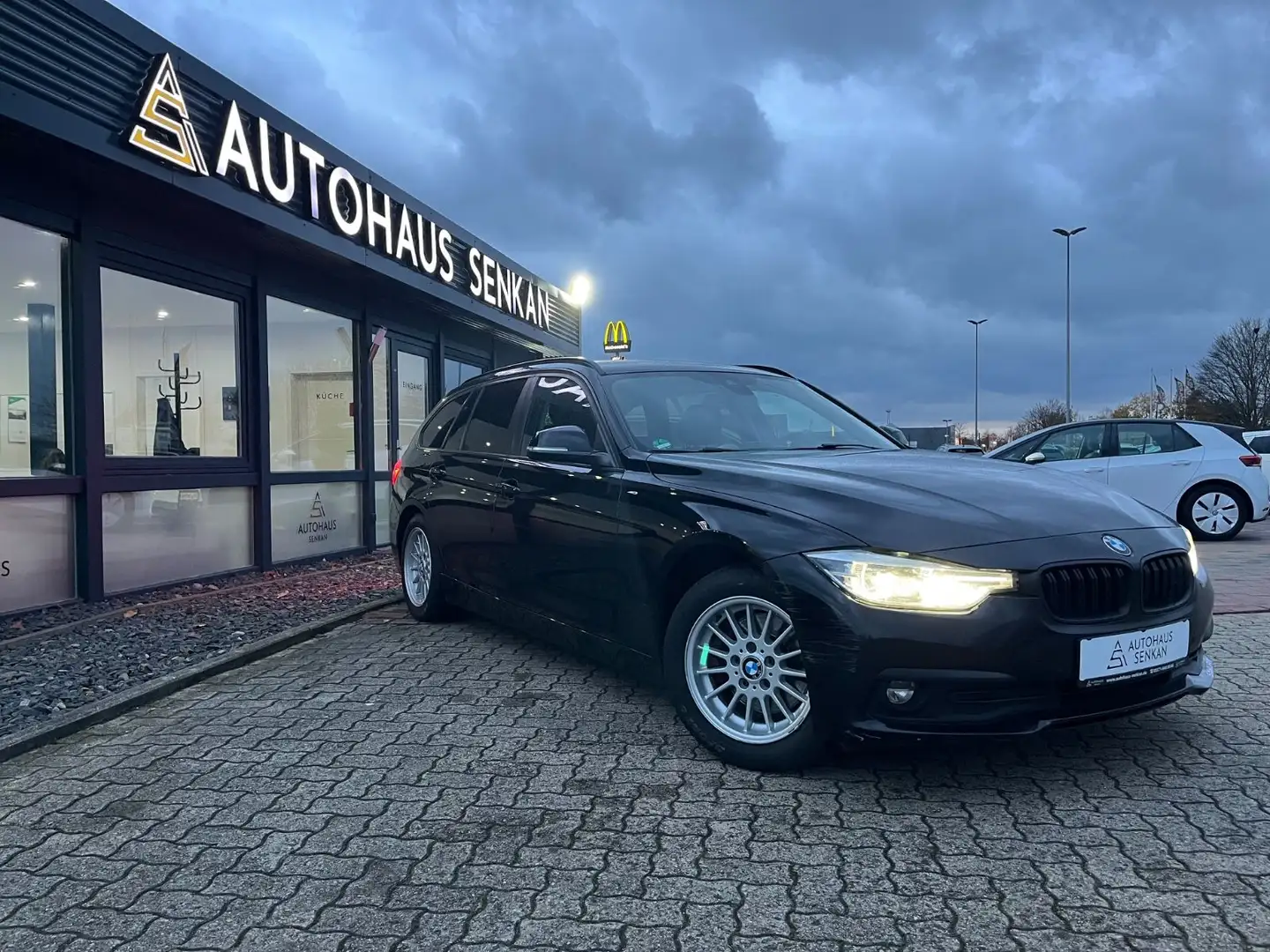 BMW 320 d Touring Advantage*NAVI*LED*AHK* Noir - 1
