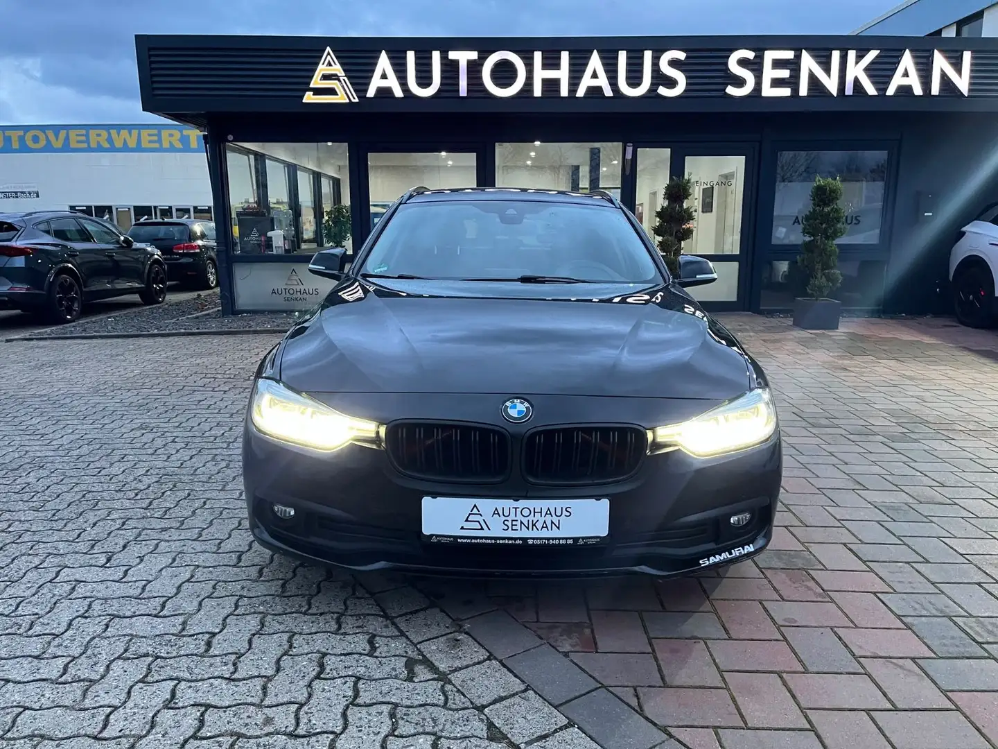 BMW 320 d Touring Advantage*NAVI*LED*AHK* Noir - 2