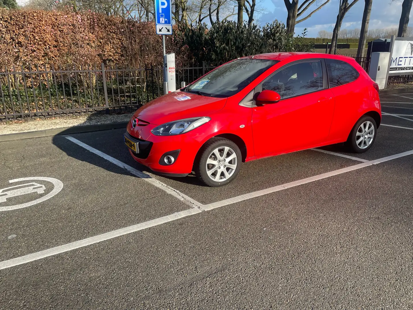 Mazda 2 1.3 TS Plus met nieuwe APk en onderhoudsbeurt Rood - 2