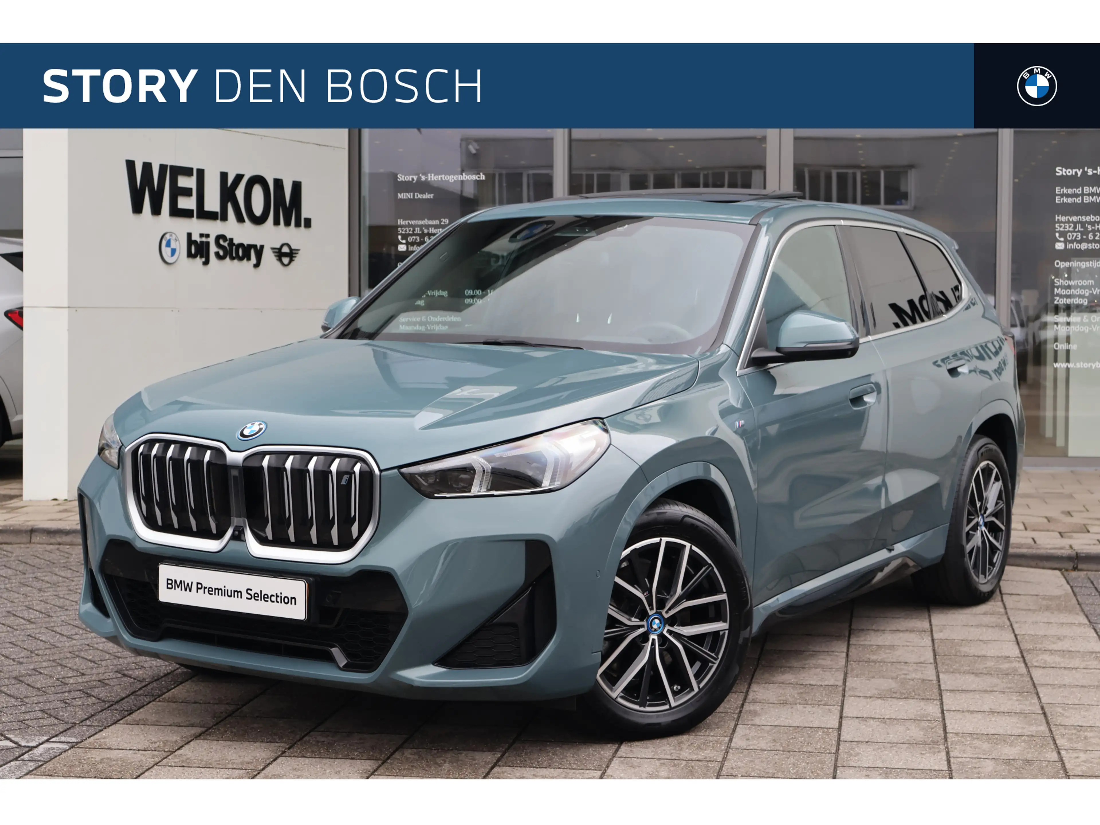 BMW iX1 xDrive30 / Panoramadak / Trekhaak / Sportstoelen /
