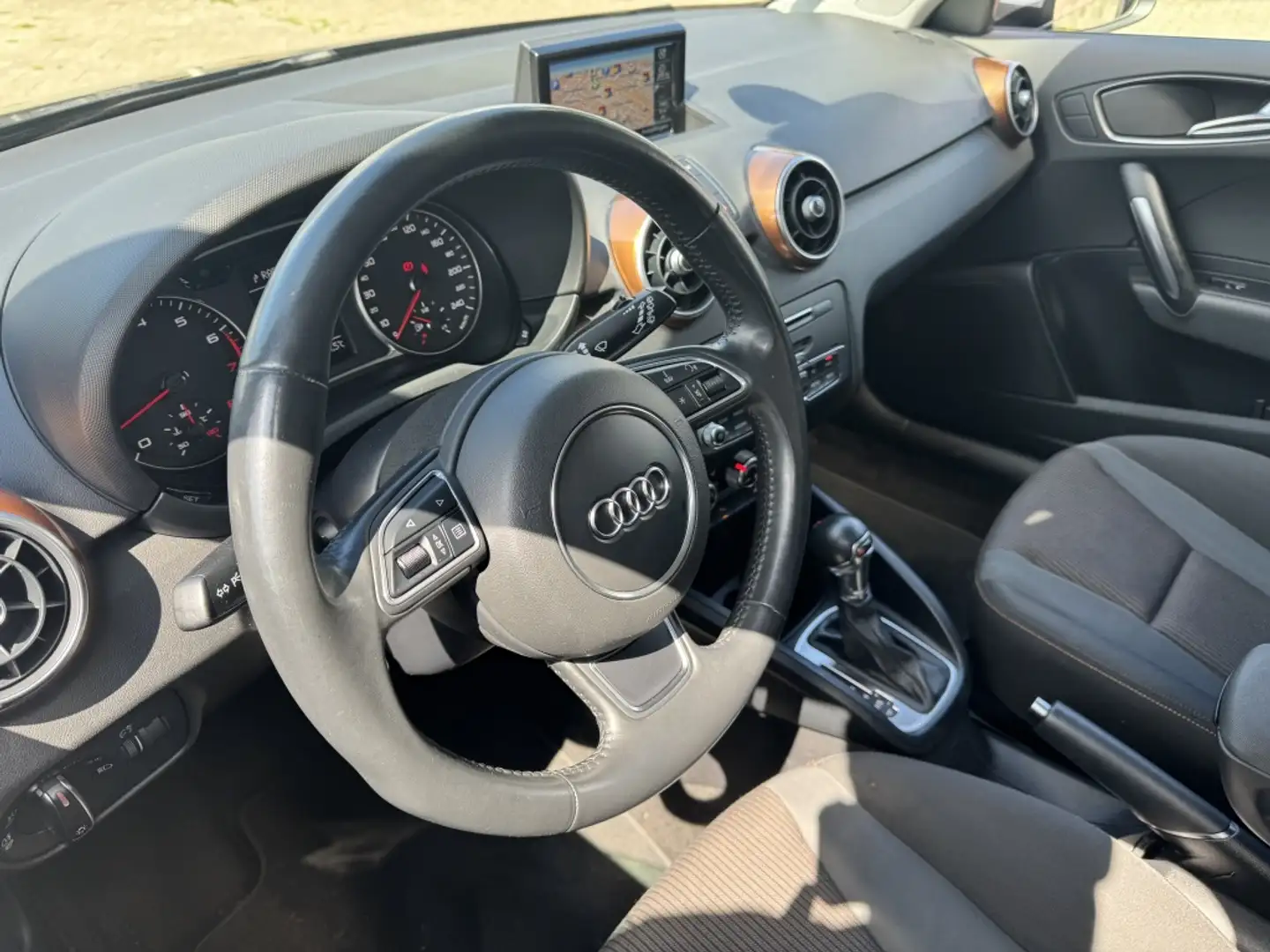 Audi A1 Sportback 1.4 TFSI Des. ProL+ AUT. ECC NAVI LED Schwarz - 2