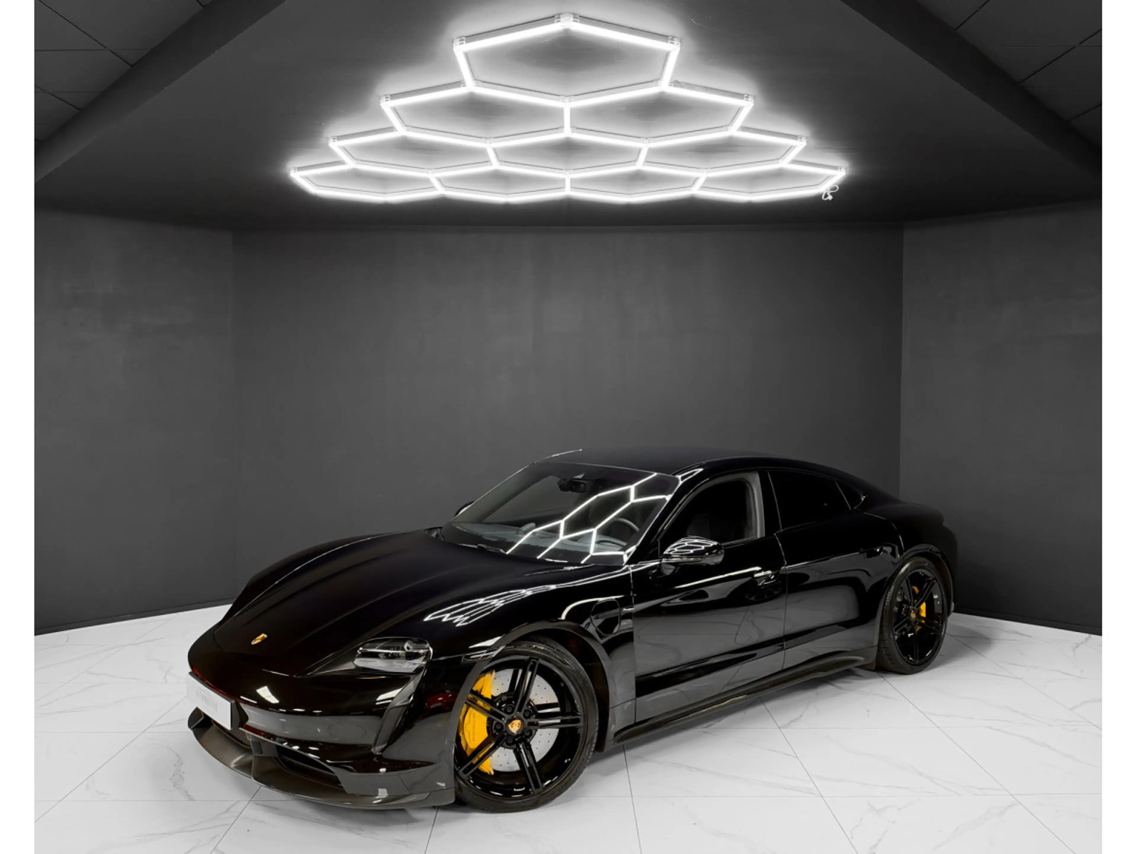 Porsche Taycan TURBO S / APPROVED 2028 / 5 SEATS