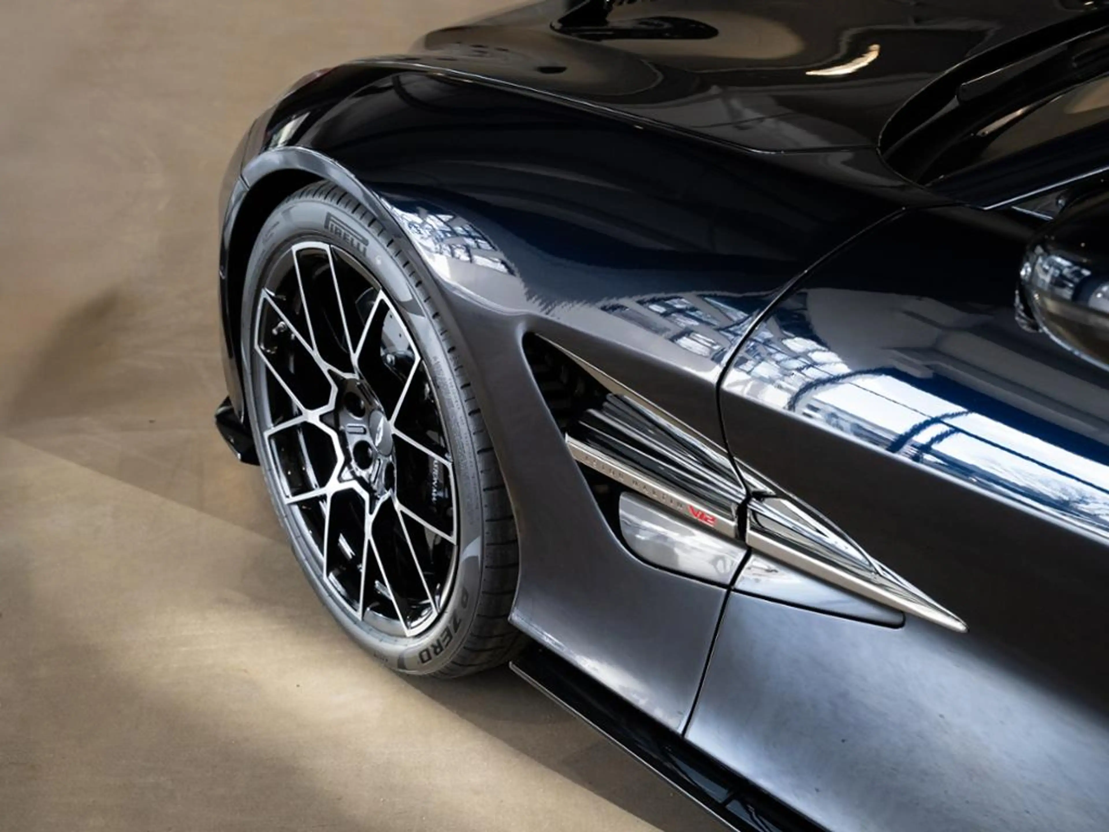 Aston Martin Vanquish Volante Aston Martin Hamburg — photo 10