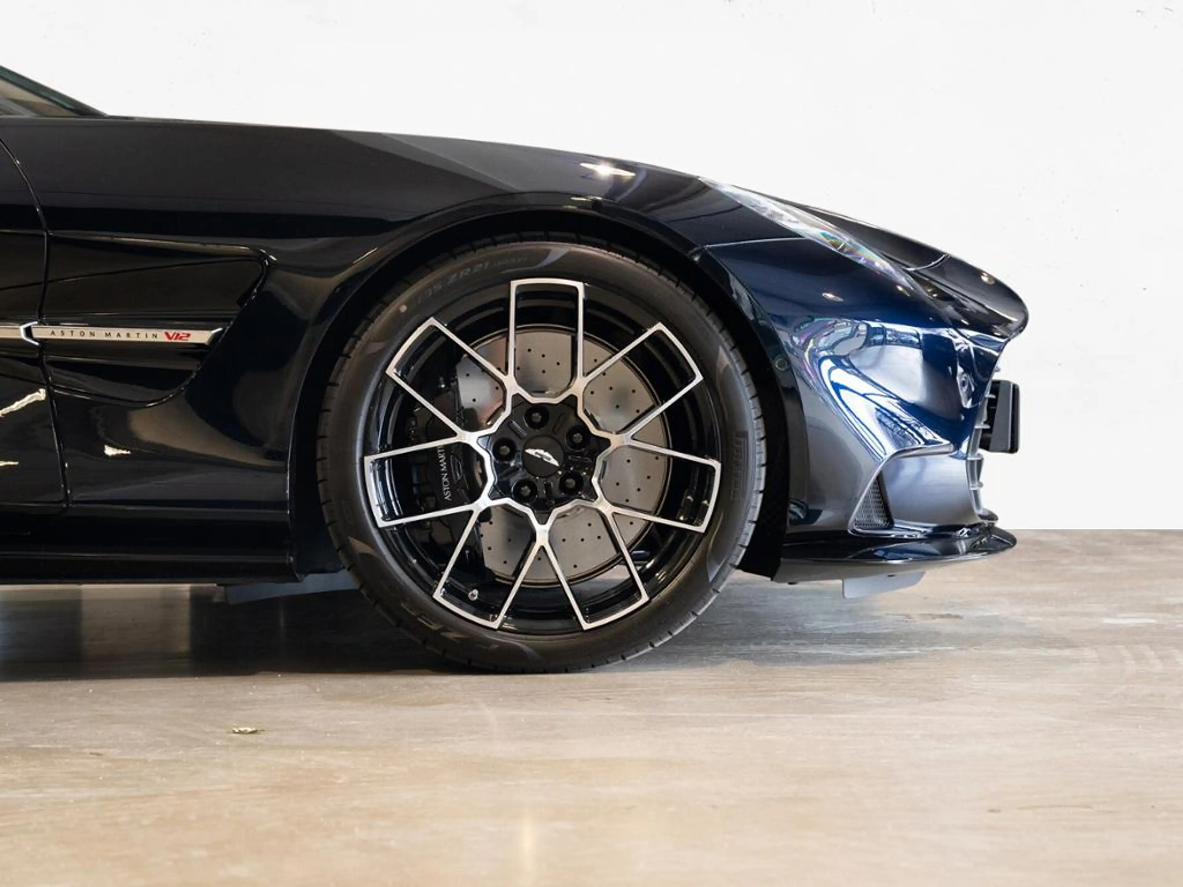 Aston Martin Vanquish Volante Aston Martin Hamburg — photo 5