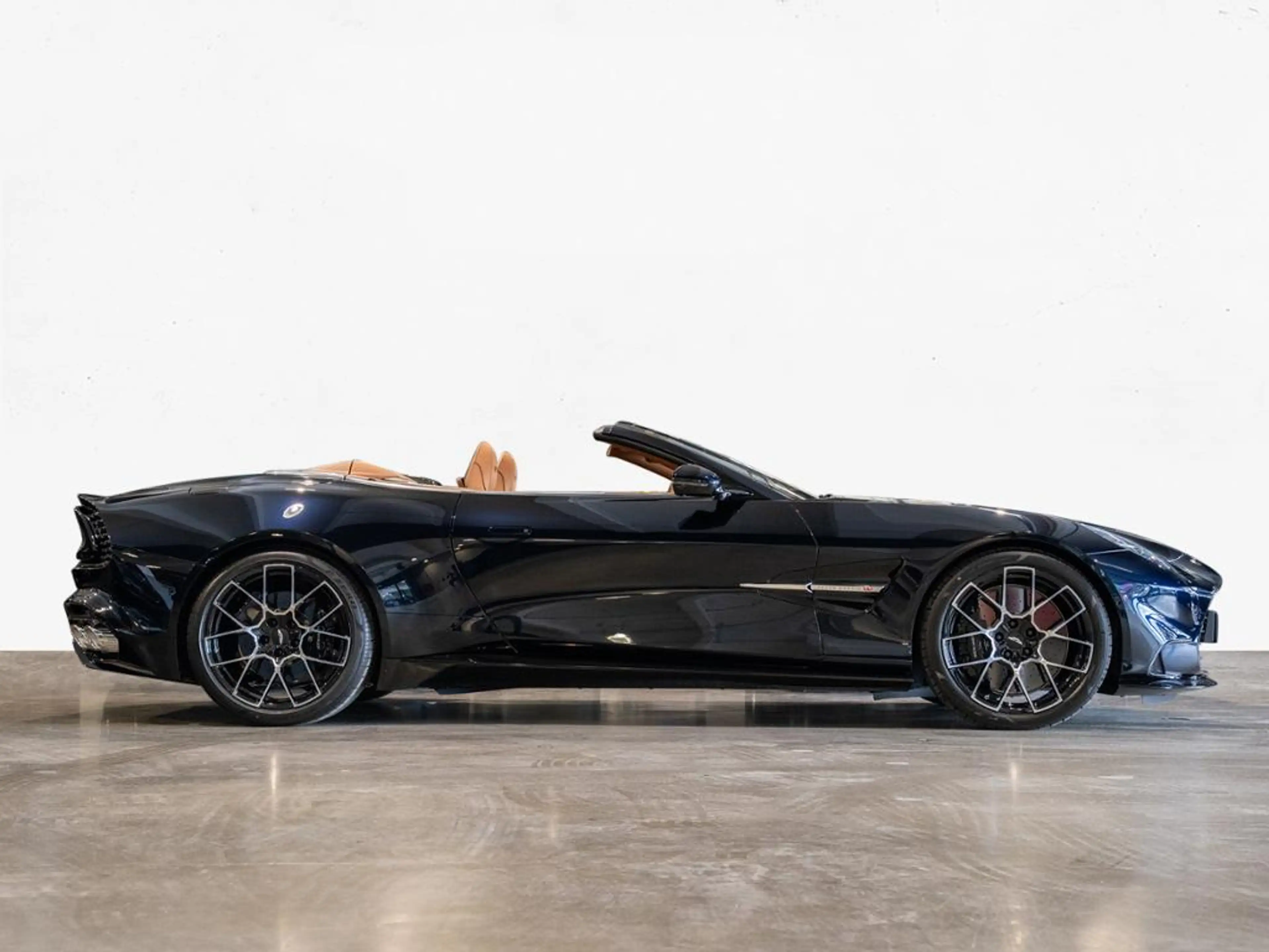 Aston Martin Vanquish Volante Aston Martin Hamburg — photo 15
