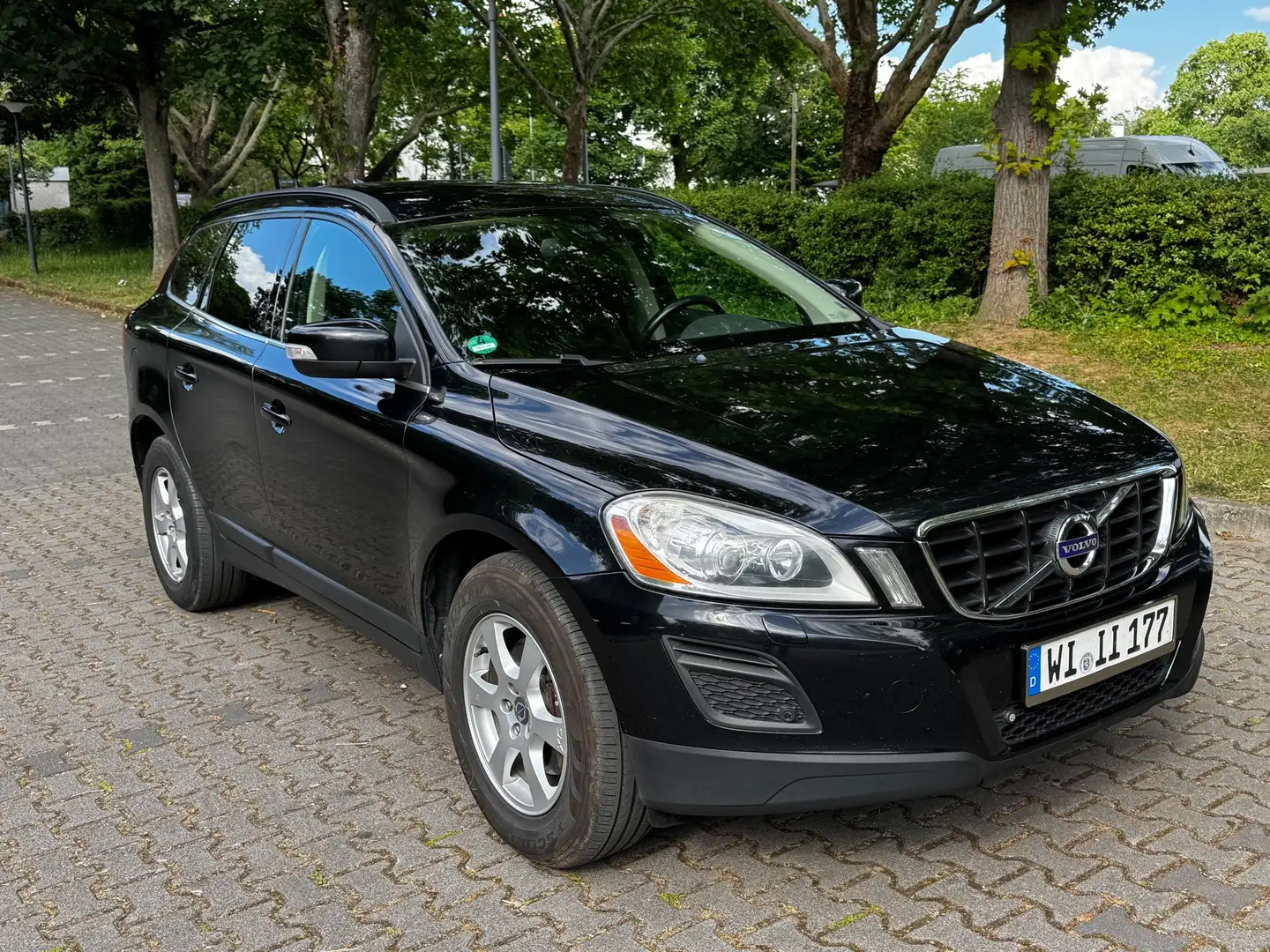 Volvo XC60 XC60 D3 Momentum Navi, Klimaautomatik Schwarz - 2