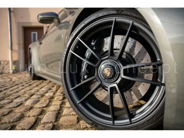 Porsche 911 view 11