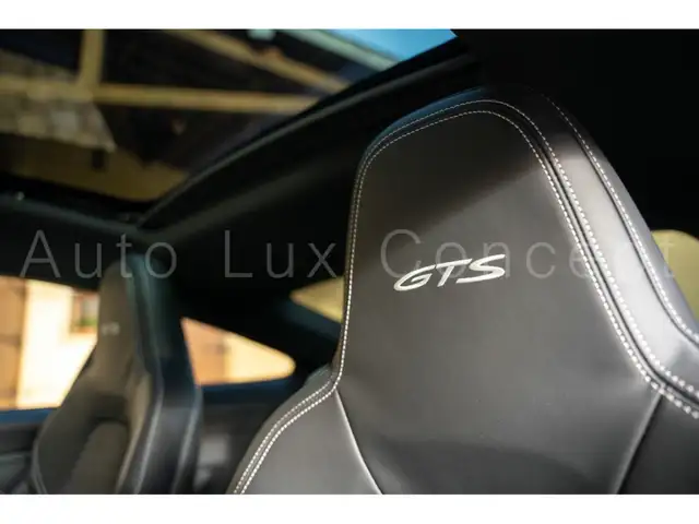 Porsche 911 view 8