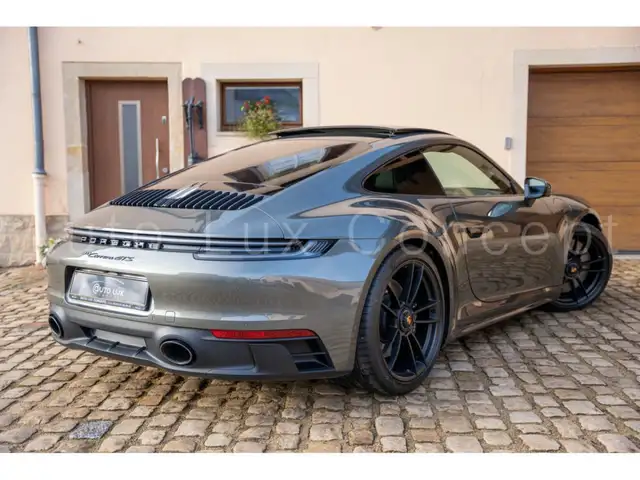 Porsche 911 view 4