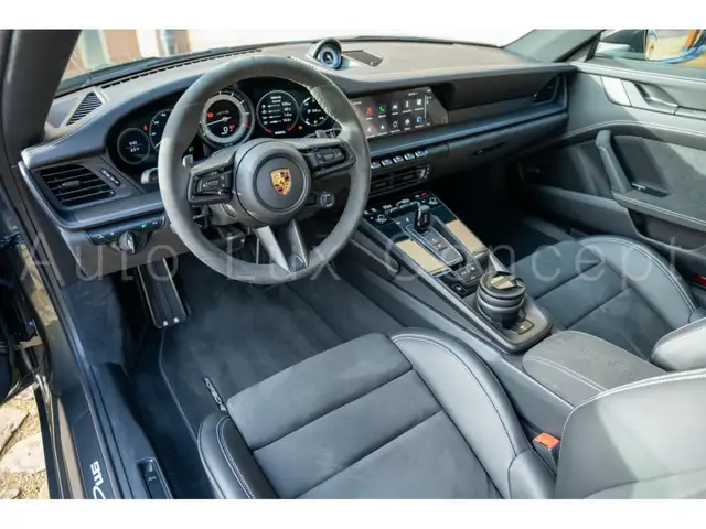 Porsche 911 view 6