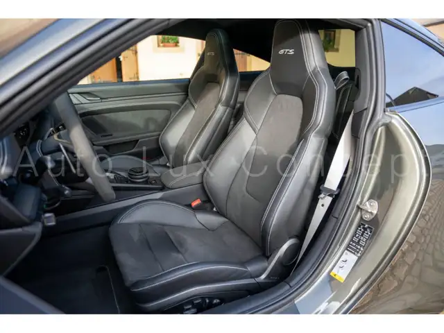 Porsche 911 view 7