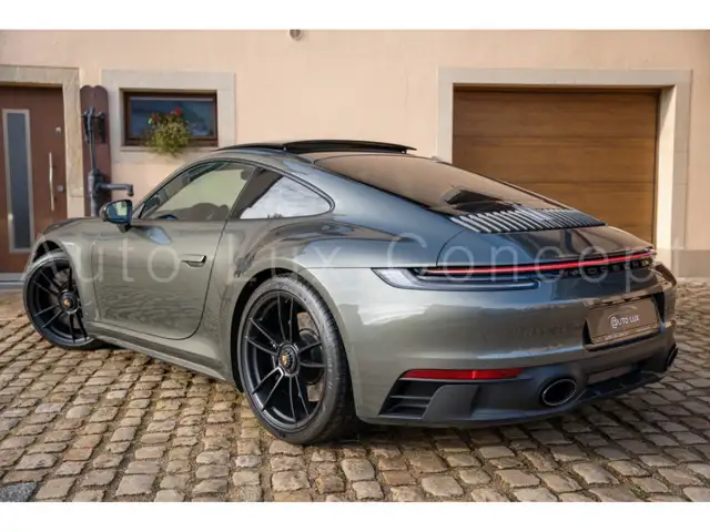Porsche 911 view 5