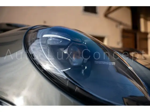 Porsche 911 view 10