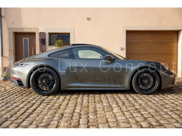 Porsche 911 view 3