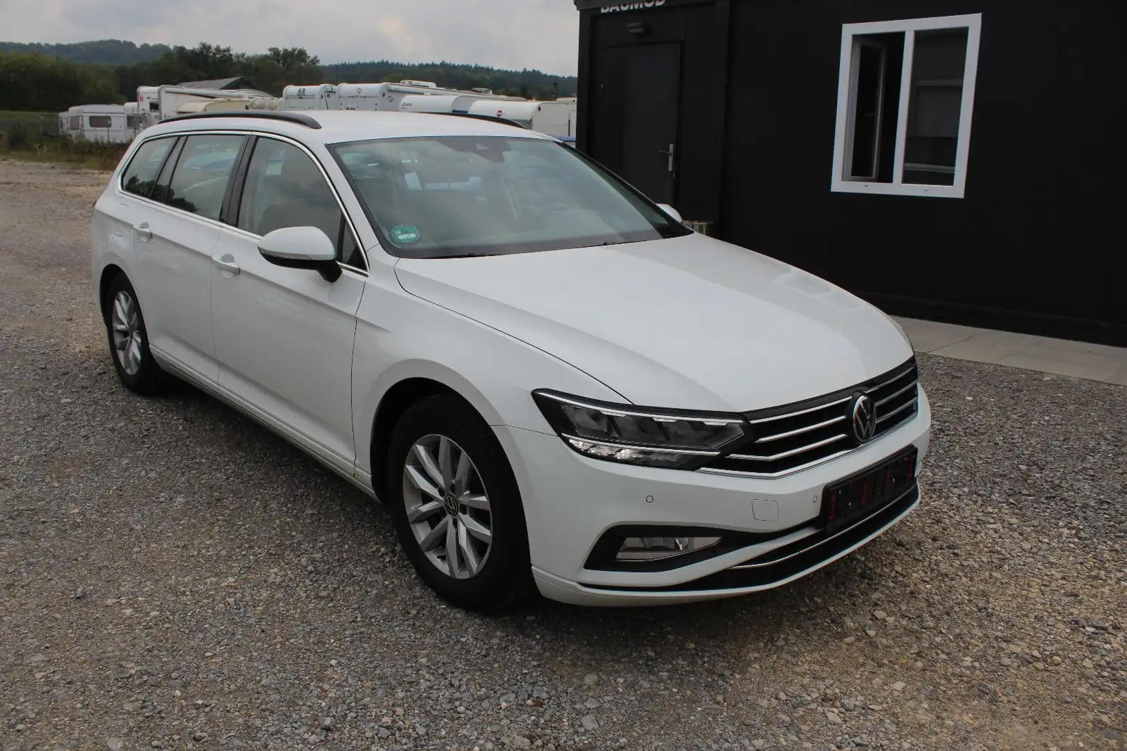 Volkswagen Passat Variant Business*NAVI*LED*KAM*16 ZOLL*AHK Weiß - 1