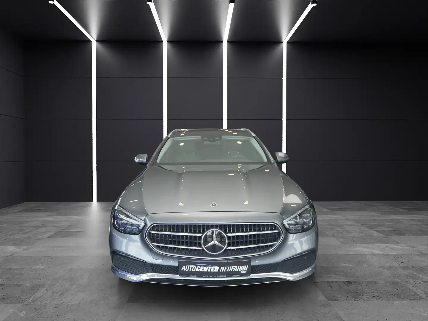 Mercedes-Benz E 300 4Matic+NAVI+KAMERA+HEAD UP+PANO+TOT WINKEL Grau - 2