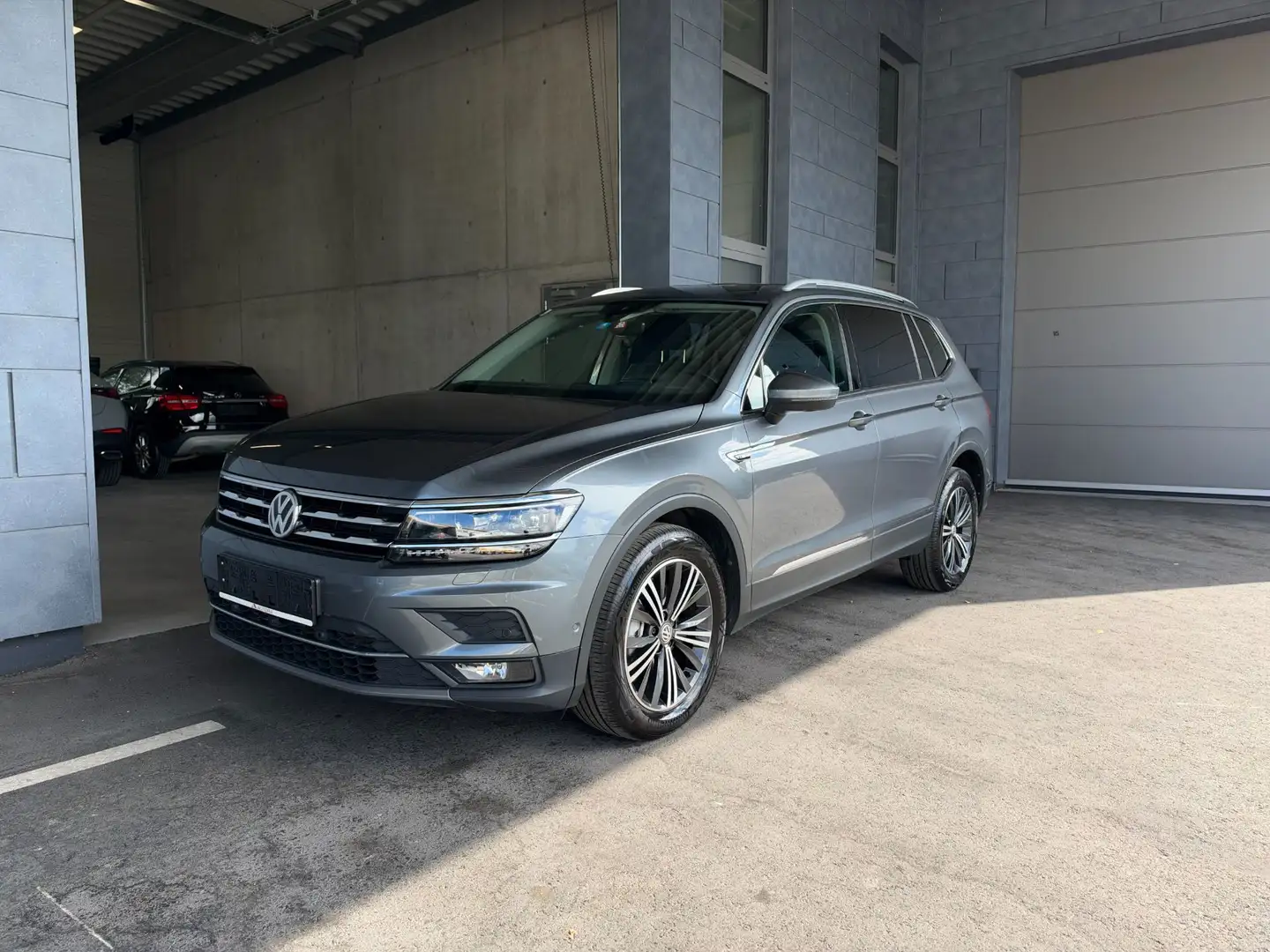 Volkswagen Tiguan Allspace 2.0 TDI Highline 4Motion / 7 Sitze / 8 fach Silber - 2