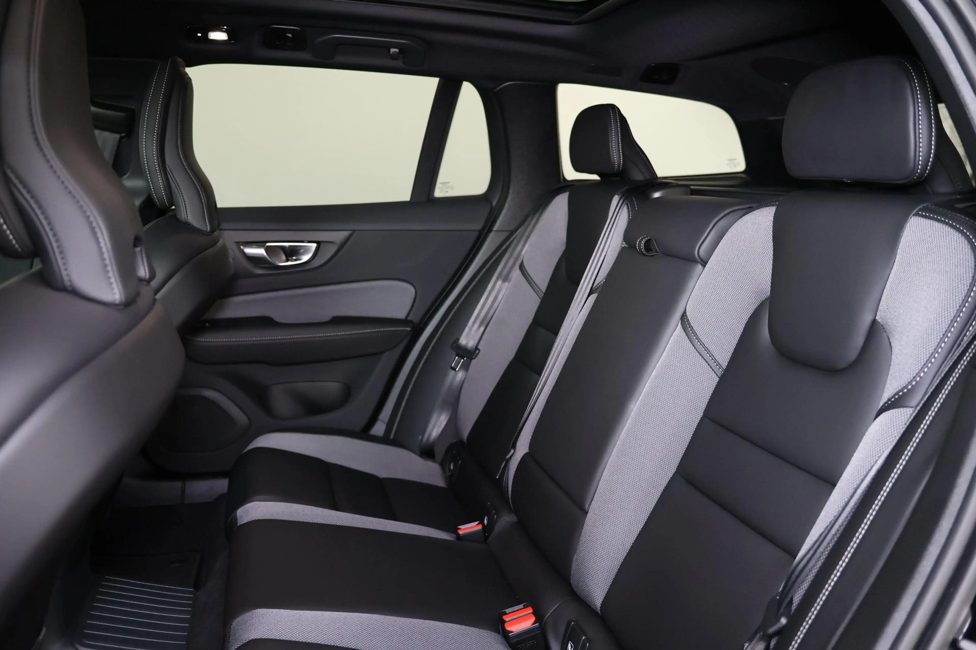 Volvo V60 T6 Recharge AWD Plus Dark - Panorama/schuifdak - I — photo 15