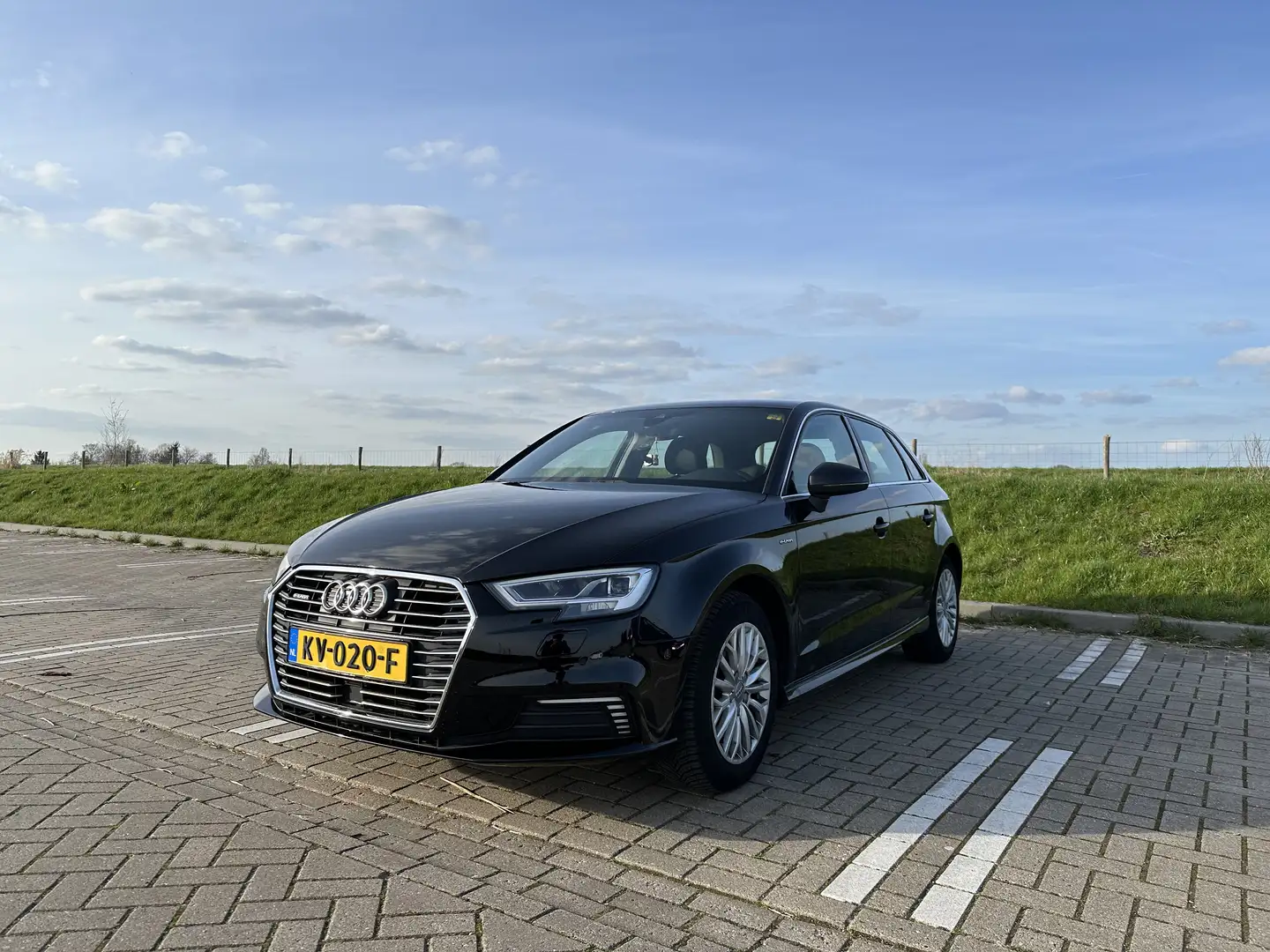 Audi A3 Audi A3 E-tron 2016 Facelift 2e eig digital dash Zwart - 1
