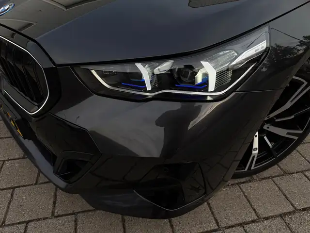 BMW 5 Series view 26