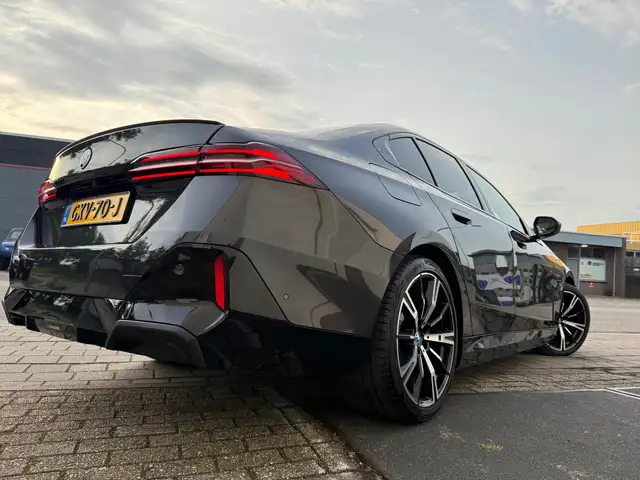 BMW 5 Series view 6
