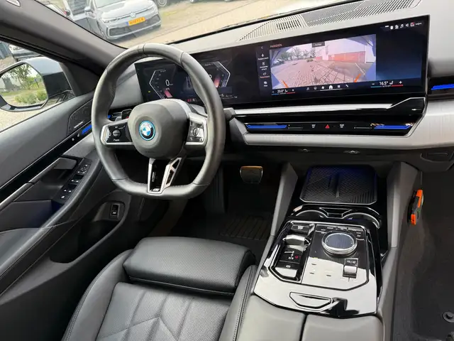 BMW 5 Series view 19