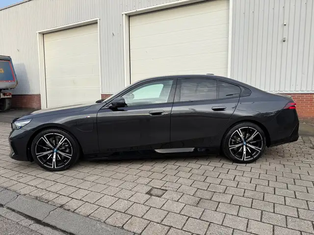 BMW 5 Series view 10