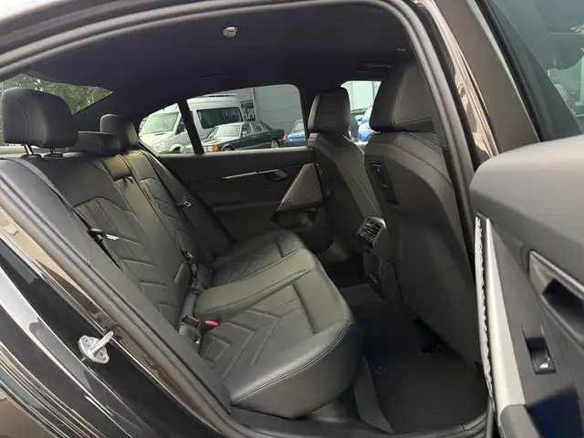 BMW 5 Series view 16