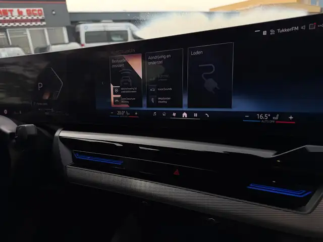 BMW 5 Series view 21