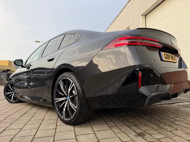 BMW 5 Series view 8