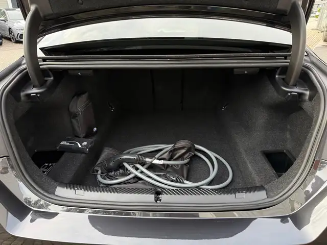 BMW 5 Series view 24