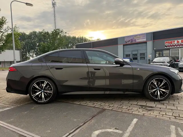 BMW 5 Series view 12