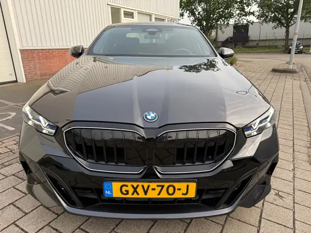 BMW 5 Series view 9