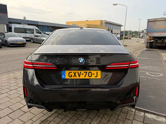BMW 5 Series view 11