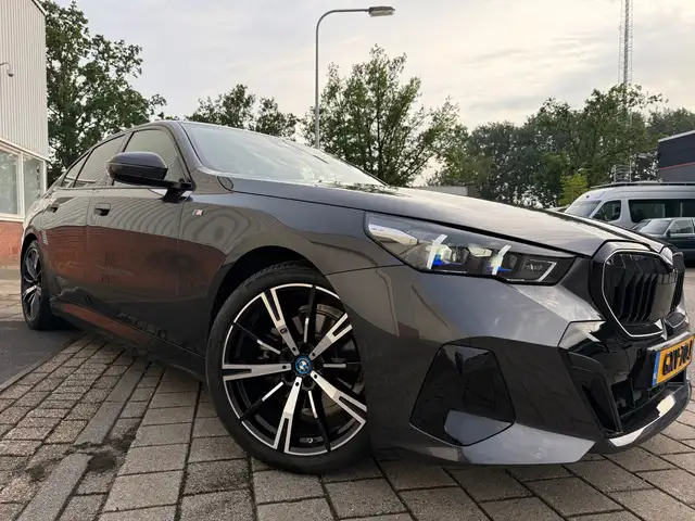 BMW 5 Series view 7
