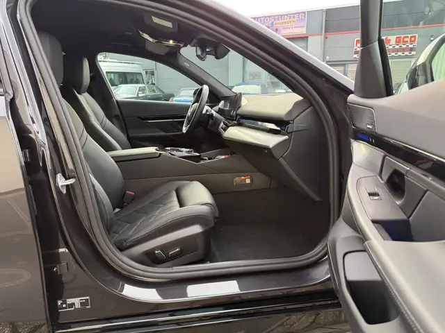 BMW 5 Series view 17