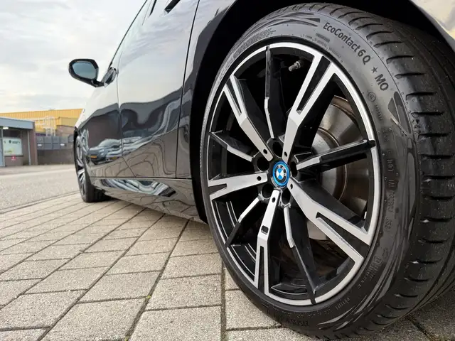 BMW 5 Series view 23