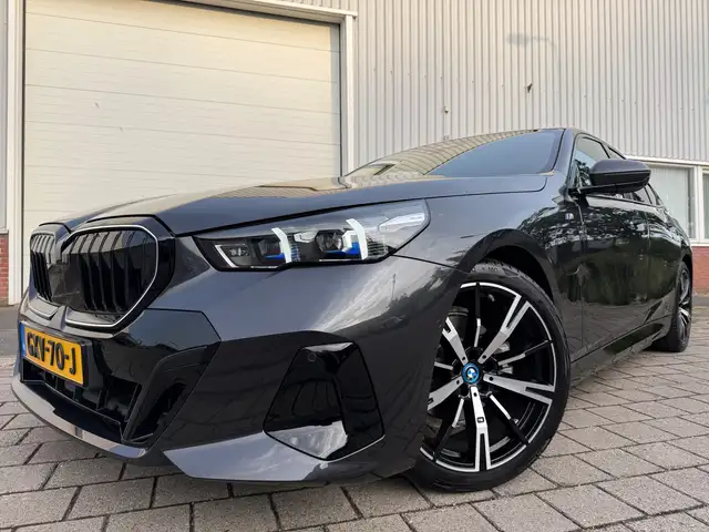 BMW 5 Series view 5