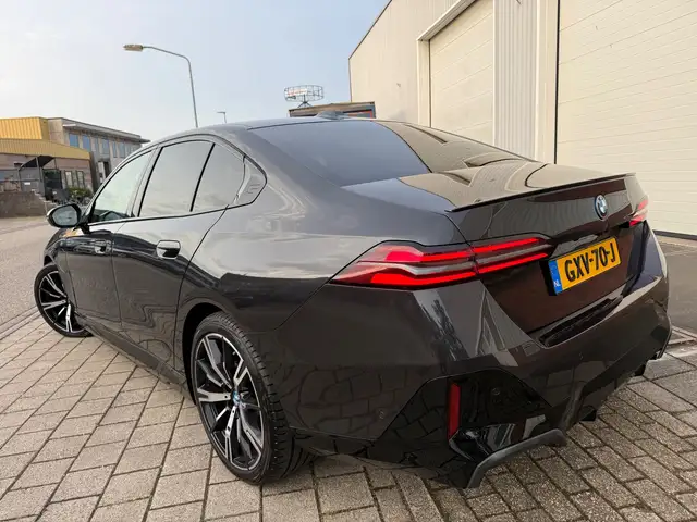 BMW 5 Series view 4