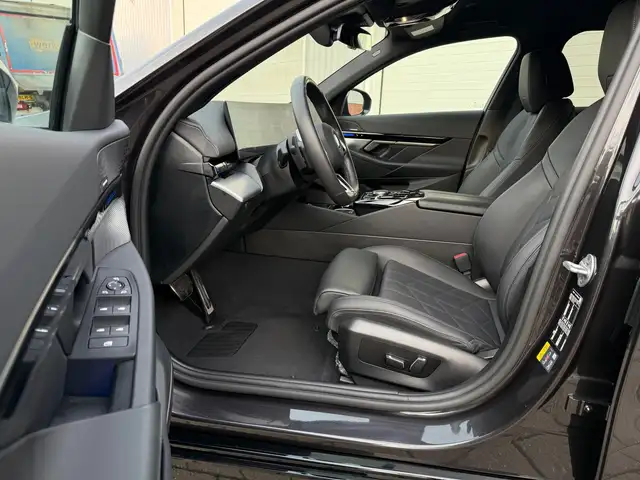 BMW 5 Series view 13
