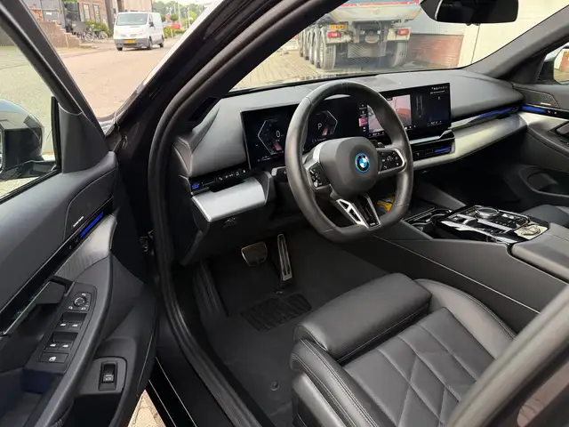 BMW 5 Series view 14