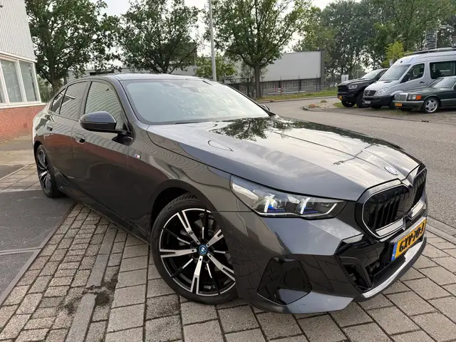 BMW 5 Series view 3