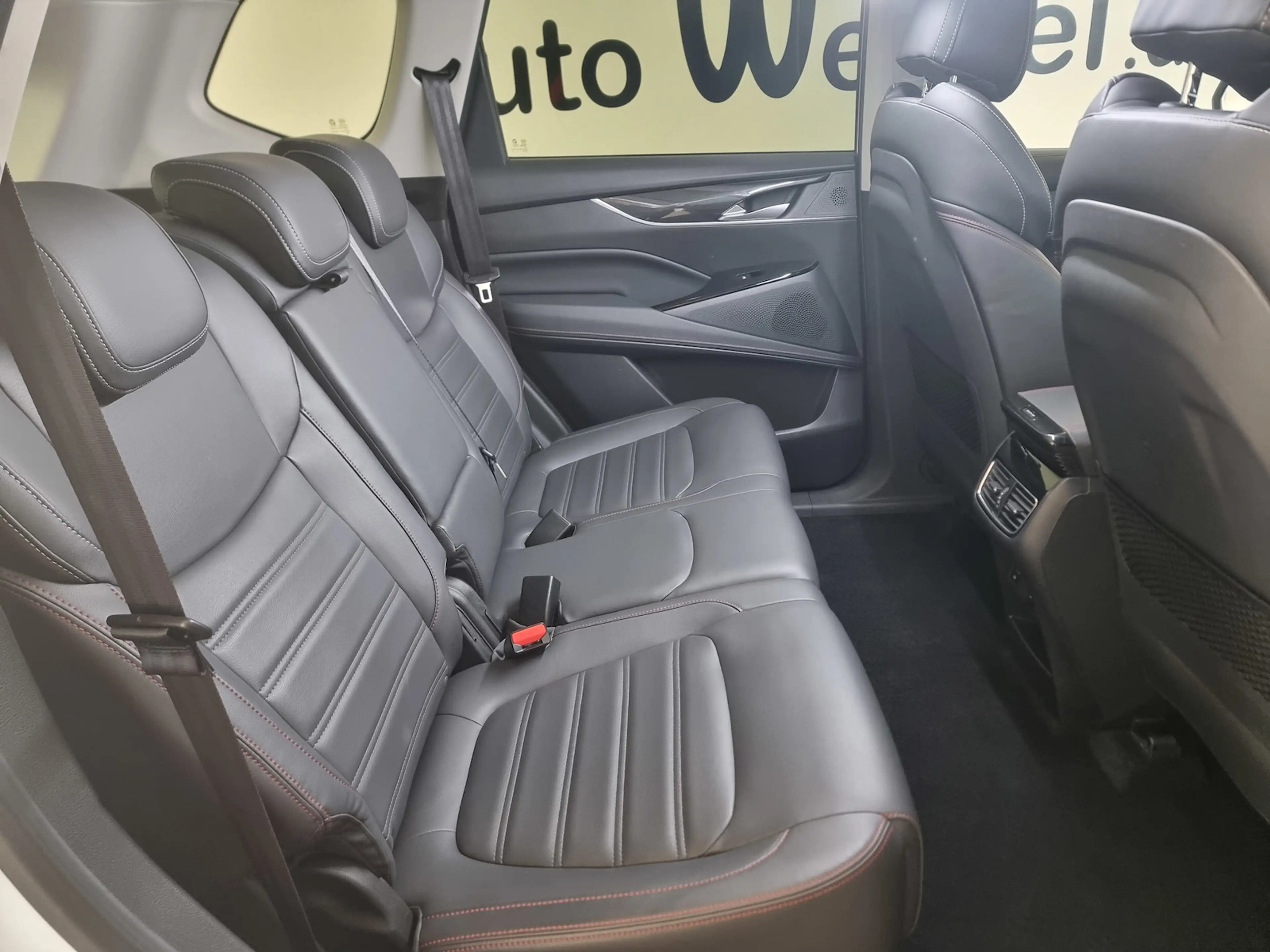 Maxus Euniq 6 LED ACC APP Panorama Leder 70KWh — photo 12