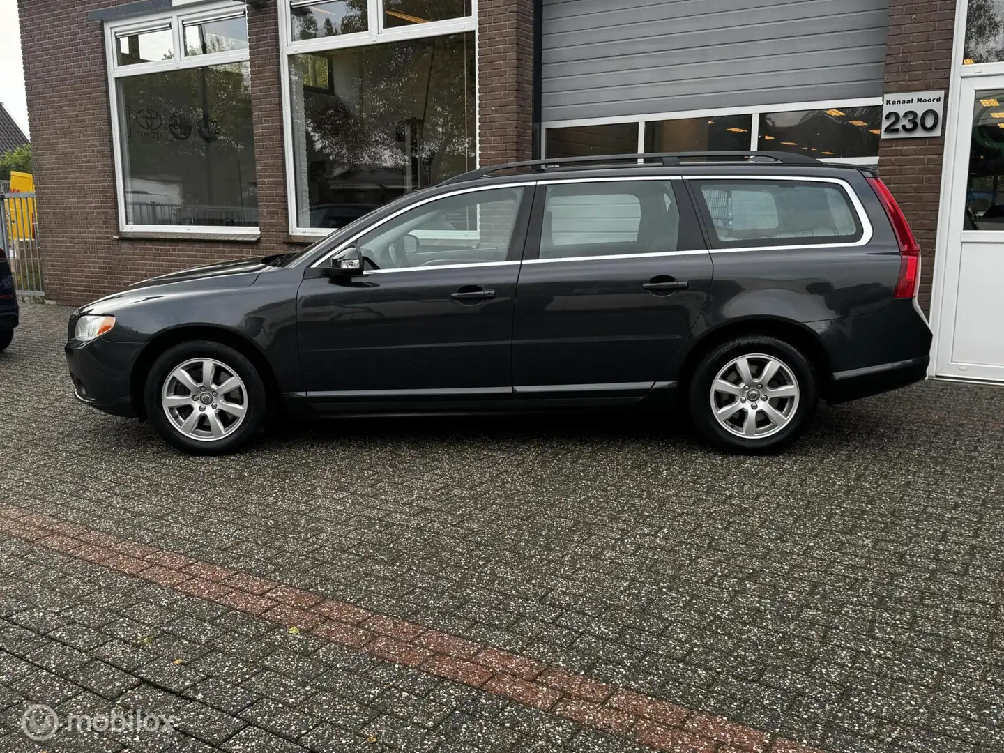 Volvo V70 2.0T Momentum AUT CRUISE/ECC-AIRCO/PDC/LEDER Gris - 2