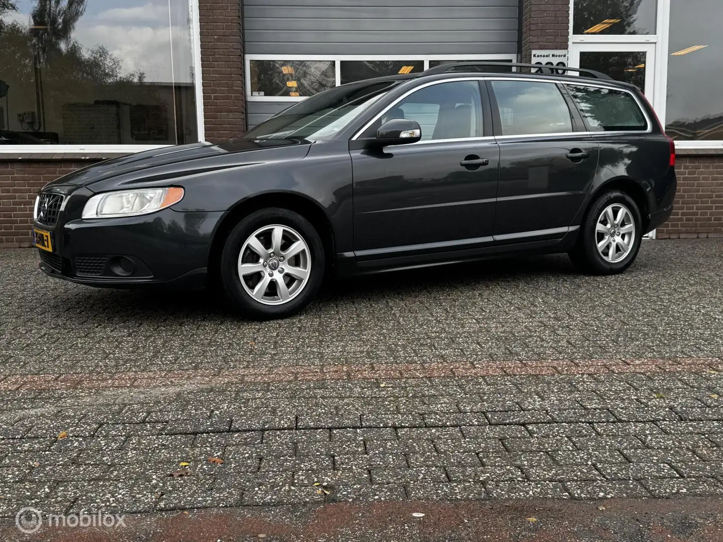 Volvo V70 2.0T Momentum AUT CRUISE/ECC-AIRCO/PDC/LEDER Gris - 1