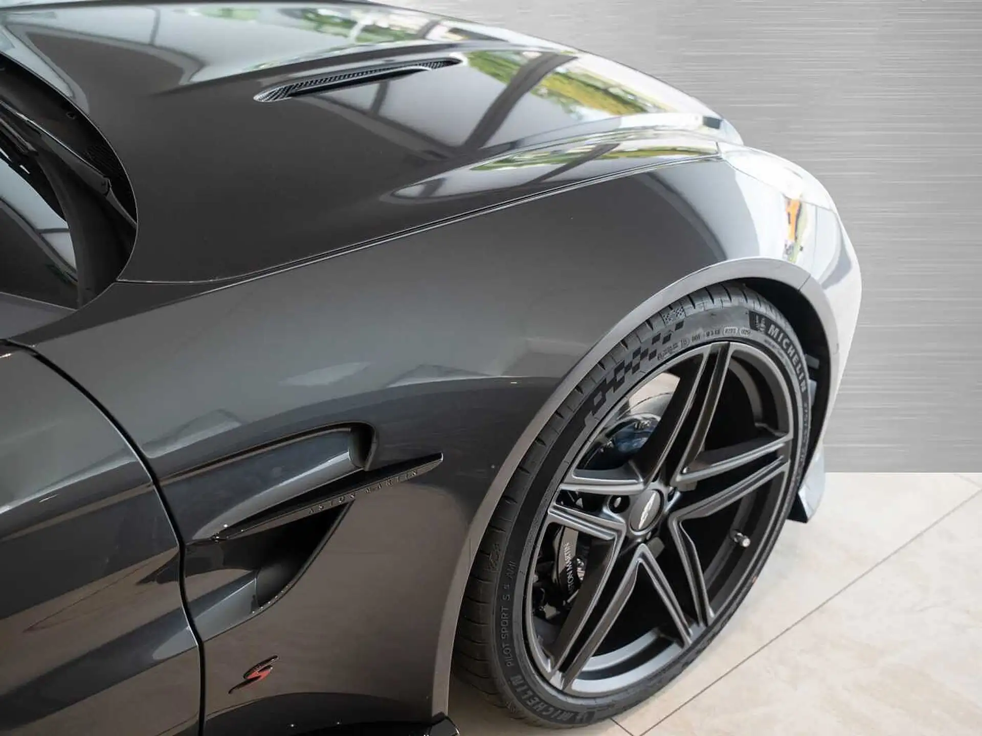 애스턴마틴 밴티지 V8 Coupe 2026 실버 사진 6