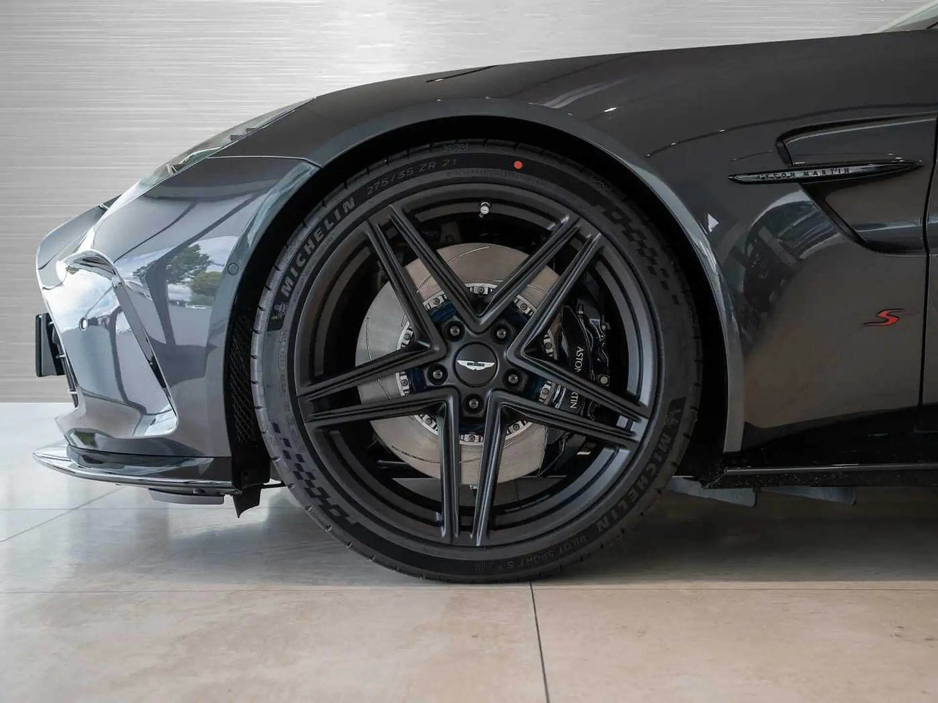 애스턴마틴 밴티지 V8 Coupe 2026 실버 사진 3