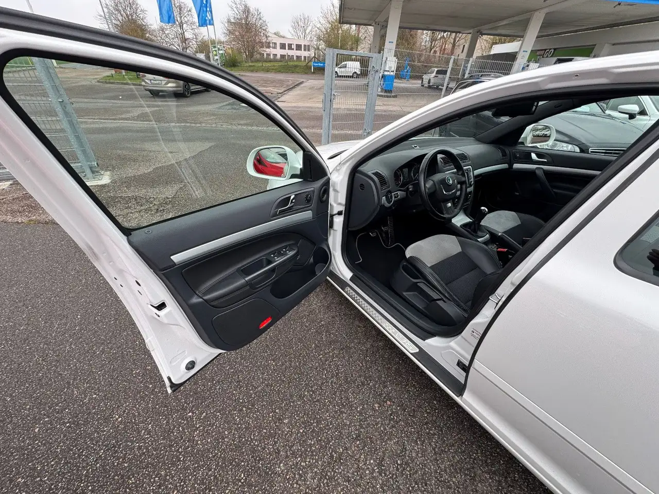 SKODA OCTAVIA RS 2.0 TFSI 200ch - BVM6 - TOIT OUVRANT - CUIR - SIÈGES CHAUFFANTS