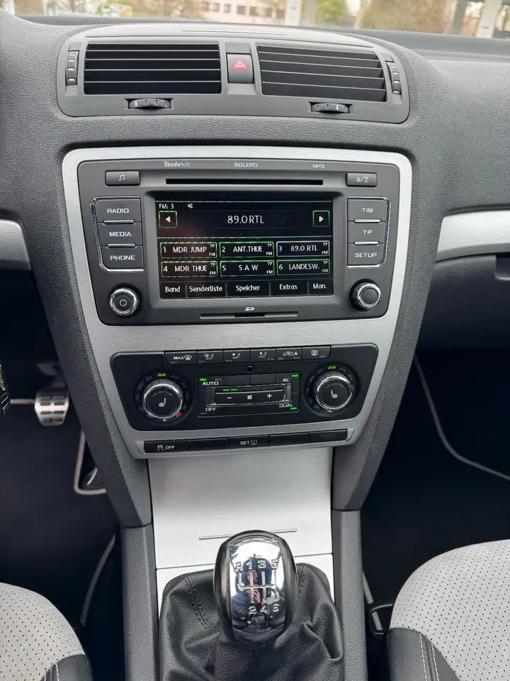 SKODA OCTAVIA RS 2.0 TFSI 200ch - BVM6 - TOIT OUVRANT - CUIR - SIÈGES CHAUFFANTS