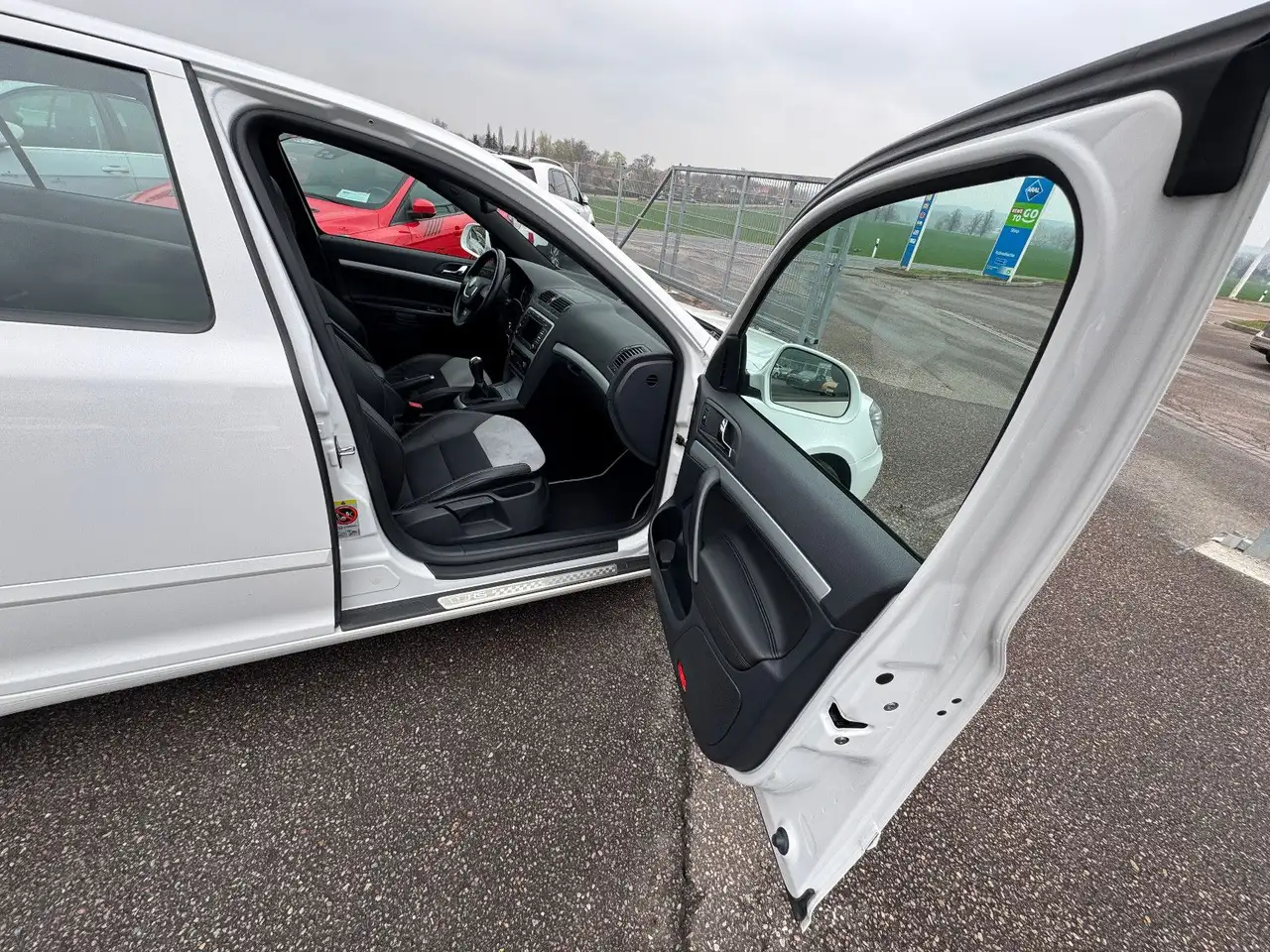 SKODA OCTAVIA RS 2.0 TFSI 200ch - BVM6 - TOIT OUVRANT - CUIR - SIÈGES CHAUFFANTS